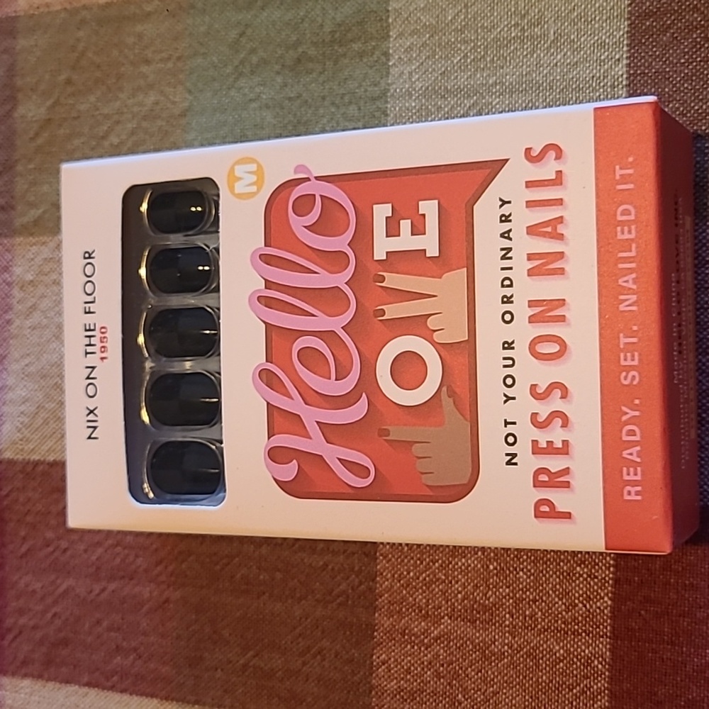HELLO LOVE NAILS